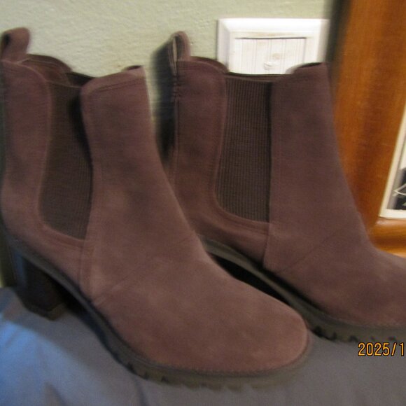 NEW  UGG Hazel Brown Suede Boots 3" heel Size 8 - Picture 1 of 5